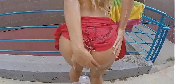  Blondie paraded her booty down the street